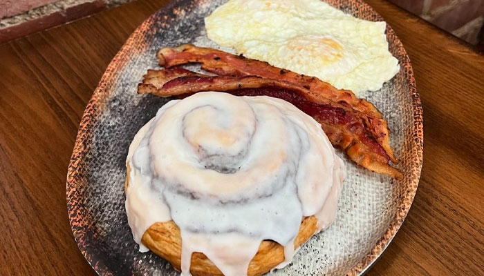 Reel Java Jamestown Kentucky restaurant breakfast cinnamon rolls